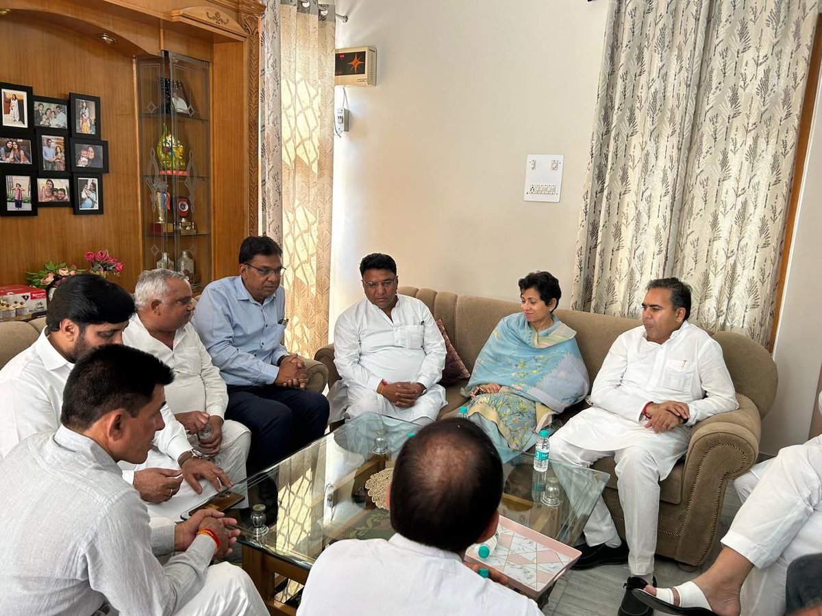 Kumari_Selja's tweet photo. वरिष्ठ कांग्रेस नेता श्री प्रकाश चंद बांसल जी के निधन पर मंडी डबवाली (जिला सिरसा) स्थित उनके निवास स्थान पहुँचकर श्रद्धांजलि अर्पित की एवं शोकाकुल परिजनों के प्रति अपनी संवेदना प्रकट की।

ईश्वर दिवंगत आत्मा को चिरशांति प्रदान करें और परिवार को यह गहन दुःख सहने की शक्ति दें। https://t.co/zVUsKiyY3l