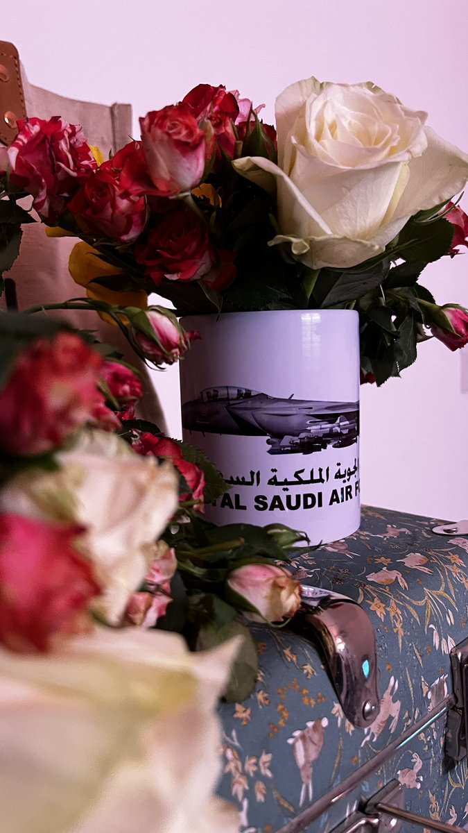 wejsaad's tweet photo. ومن حلاها ماتوصفها الحروف الابجديه 
كيف توصف وردةٍ يبري من العلّه شذاها..

الورد تغار منها مزهرية مزهرية 
وإن تباهت عذرها معها يحق لها تّباها..

مايشابهها شبيه ولا يحاليها حليه 
جل ربٍ يوم صورها فرقها عن سواها.. https://t.co/8YcOI47l3Z