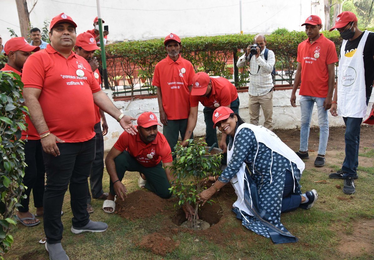Swacthhathon and Shramdaan Activity was organised by NITRD New Delhi team under the leadership of the AMS Dr Pravesh Yadav and with the help of NGO EK KADAM AAGE FOUNDATION, Mehrauli .Around 300 staff participated in the Swachhta activity. 150kgs waste was cleared 🇮🇳🇮🇳🇮🇳