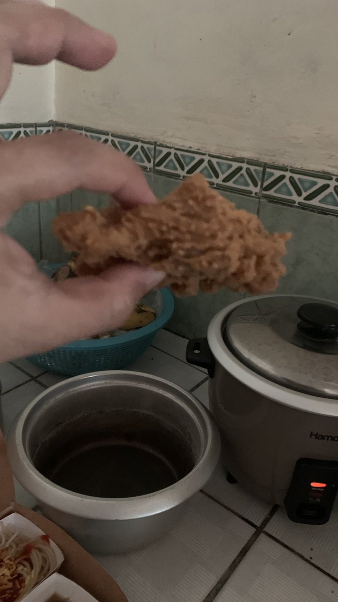 Oslec_Andres's tweet image. Dear @Jollibee ,

Yung chicken nyo malaki pa yung titi ng bata!!!

Nakakalungkot lang na sa kagustuhan nyong kumita, sobrang tinitipid nyo na yung chicken joy nyo na chicken lonely na. 

#jollibee
#chickenjoy