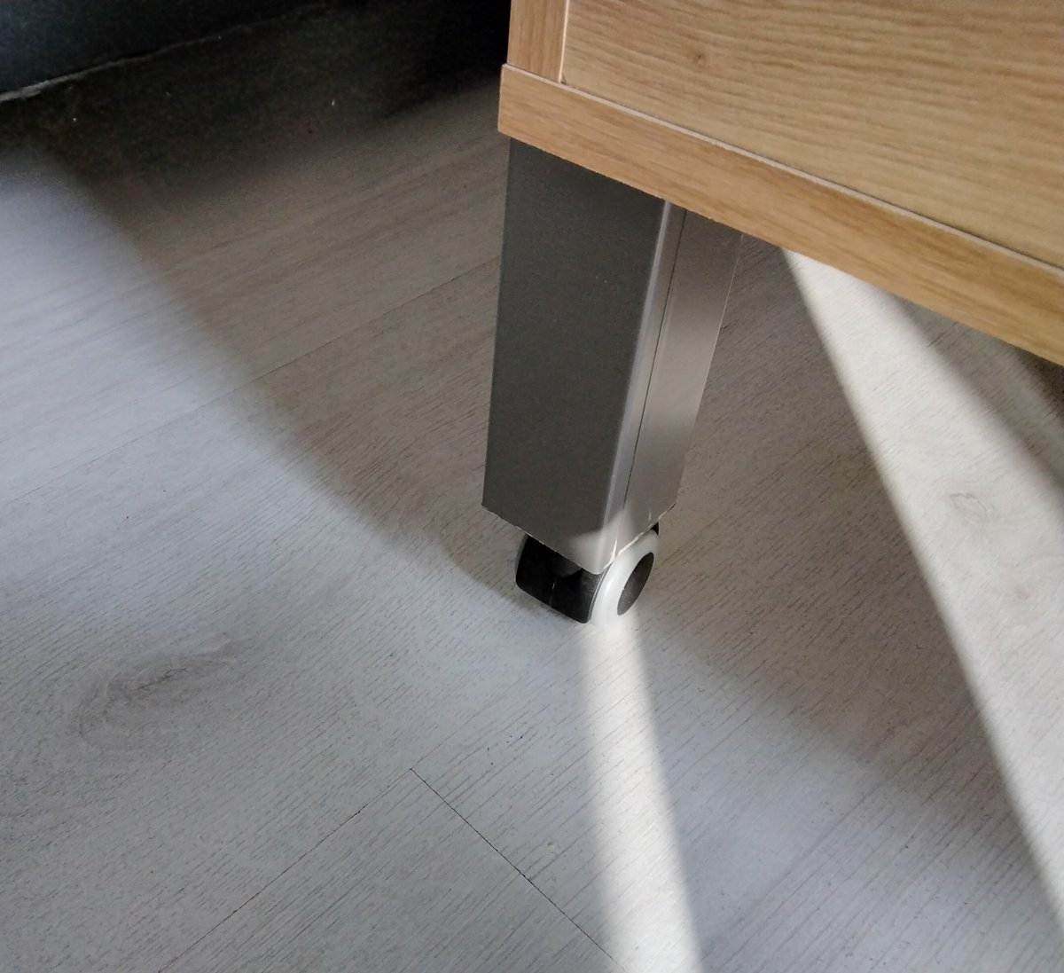 Cool,mein Tisch hat jetzt Rollen.🤣