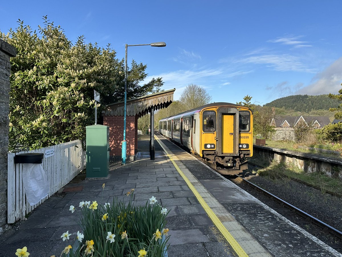 WalnutRede's tweet image. Back on the Central Wales, some days even a 150 looks nice! 150235 0420 Carmarthen - Shrewsbury arrives at Bucknell. @HeartWalesLine @BucknellStation