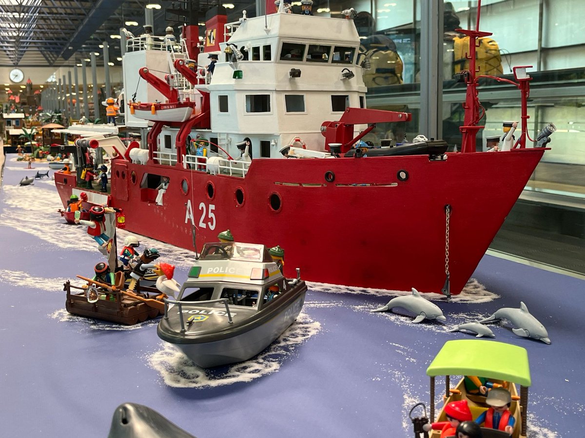 🦕 🛫 La Terminal T2 del Aeropuerto AS #Madrid-Barajas acoge, hasta el 10 de mayo, una exposición única con más de 2.000 figuras de #Playmobil, organizada por <a href="/_Aesclick_/">Aesclick</a>.

5⃣ maquetas temáticas recrean escenas del Oeste 🤠, el mundo jurásico 🦖, un torneo medieval 🏰, un entorno