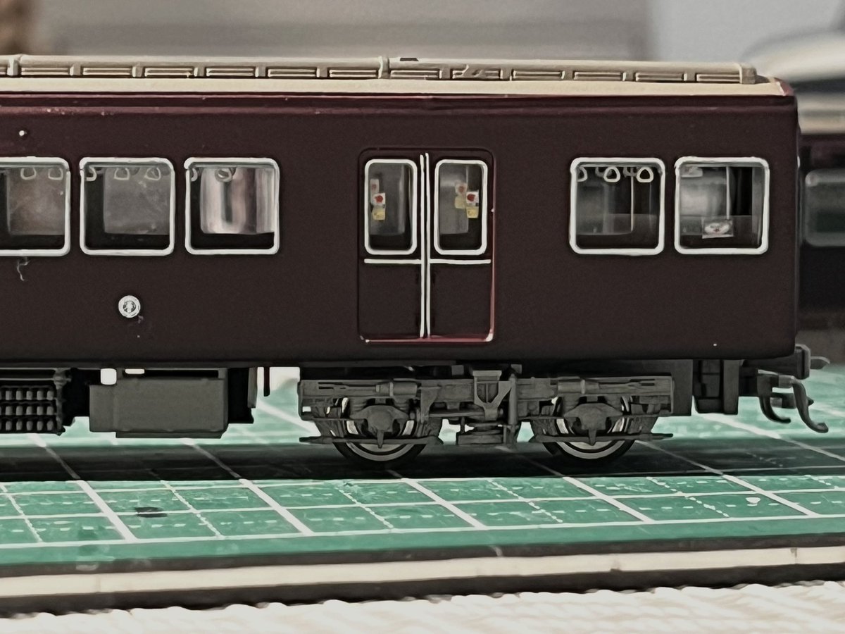 今日は予報に反して晴れたので☀️クリアを吹きパーツやシールを取り付けました。
また今回は私が阪急を作る上で初となる艶消しクリアで70〜80年代のマットな阪急電車(主観)を表現し、一部の窓を開いた状態にしてみました。

完成度95%

#阪急キットを作ろう
#エコノミーキット