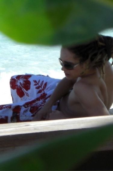 톰 몰래보기….