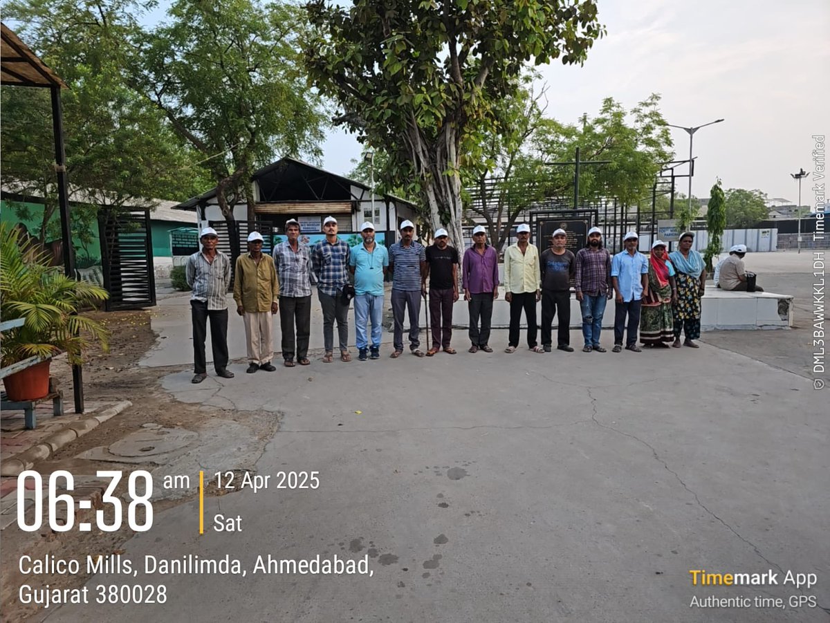 AmdavadAMC's tweet image. AMC distributed caps to the CNCD staff as a part of the initiative to safeguard them from the sweltering heatwave.

#HeatwaveProtection #FrontlineHeroes #StayCoolStaySafe #EmployeeWellbeing #AhmedabadMunicipalCorporation