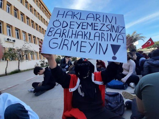 Mezun olduğum #ÇiğliFenLisesi 'nden kimsenin sonsuza kadar kalıcı olmadığını unutanlar bize ilham olan  öğretmenlerimizi okulumuzdan uzaklaştırmıştır. Şuan onlar ve kendi haklarını savunan öğrenci arkadaşlarım için çok mutluyum. Biz Atatürk Gençleriyiz! Korkmuyoruz! Susmuyoruz!
