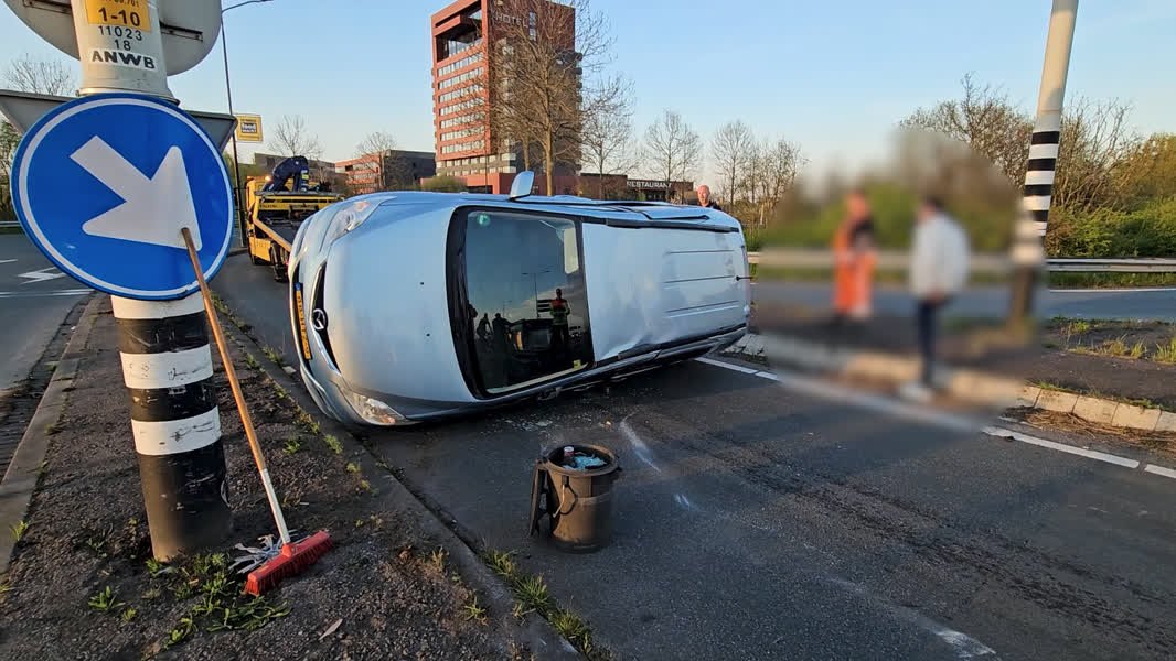 Auto op z'n kant na botsing op N3 kruispunt