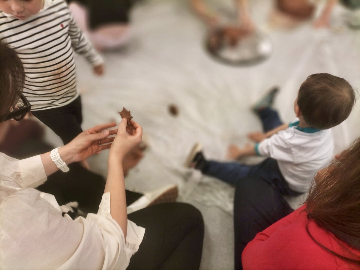 Amb el cos com a pretext, van prendre forma la setmana passada les sessions d’abril de Pissiganya.
Fent-lo bellugar i sonar, deixant l’empremta de la galta, el genoll o el nas en l’argila, dibuixant-lo en el reflex vivent de l’espill… 🎵🫟🪞
Descobertes i sensacions que
