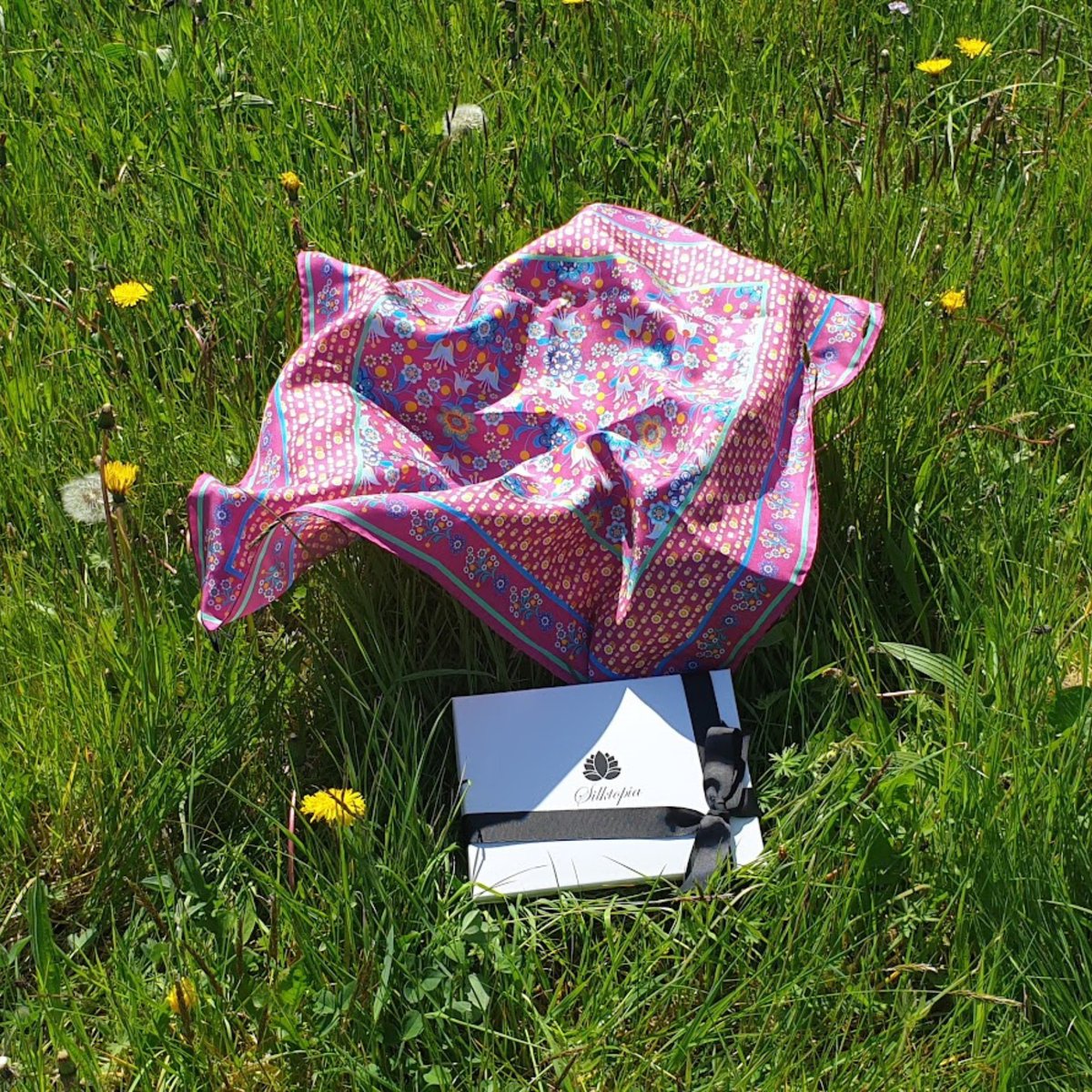 Nordic Flowers
Down to one. Delicate blooms in wild magenta and blue.
Perfect for Royal Windsor Horse Show (15–18 May).
🔗 silktopia.co.uk/products/nordi…
#OnlyOneLeft #Silktopia