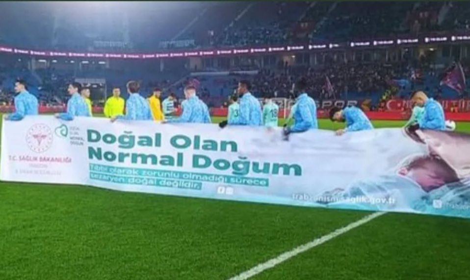 LogHaber's tweet photo. ▪️Sahaya “Doğal olan, normal doğumdur” pankartıyla çıkan Trabzonspor’a tepkiler yağarken, Amedspor taraftarlarının daha önce açtığı “Kadınlar dünyayı özgürleştirecek” pankartı sosyal medyada yeniden gündeme geldi. https://t.co/cCCV4c7Krh