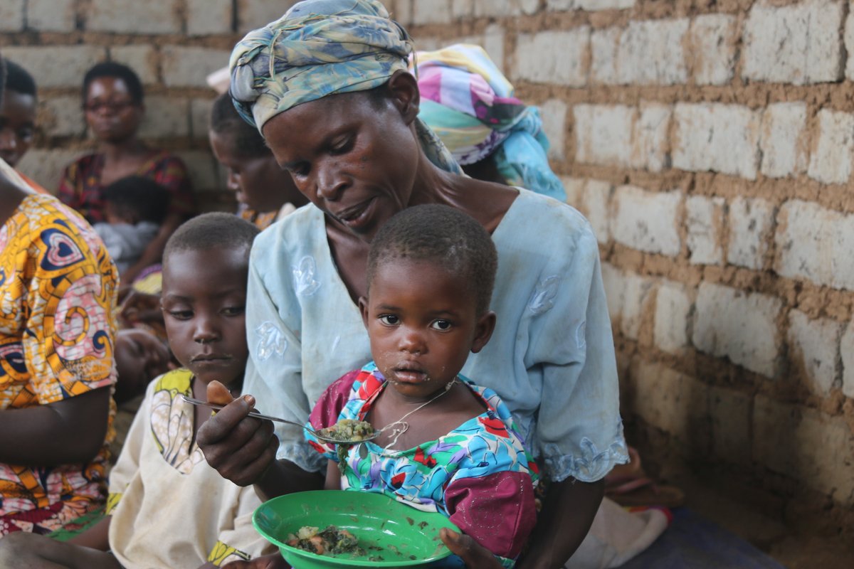 UNICEF_Burundi's tweet image. ''En accompagnant ma fille malnutrie dans ce #FARN, j’apprends aussi comment préparer un repas équilibré avec les aliments disponibles", dit Hélène de #Gitaramuka #Cendajuru #Cankuzo; bénéficiaire du projet No Time to Waste appuyé par @UNICEF grâce au soutien de @NLinBurundi