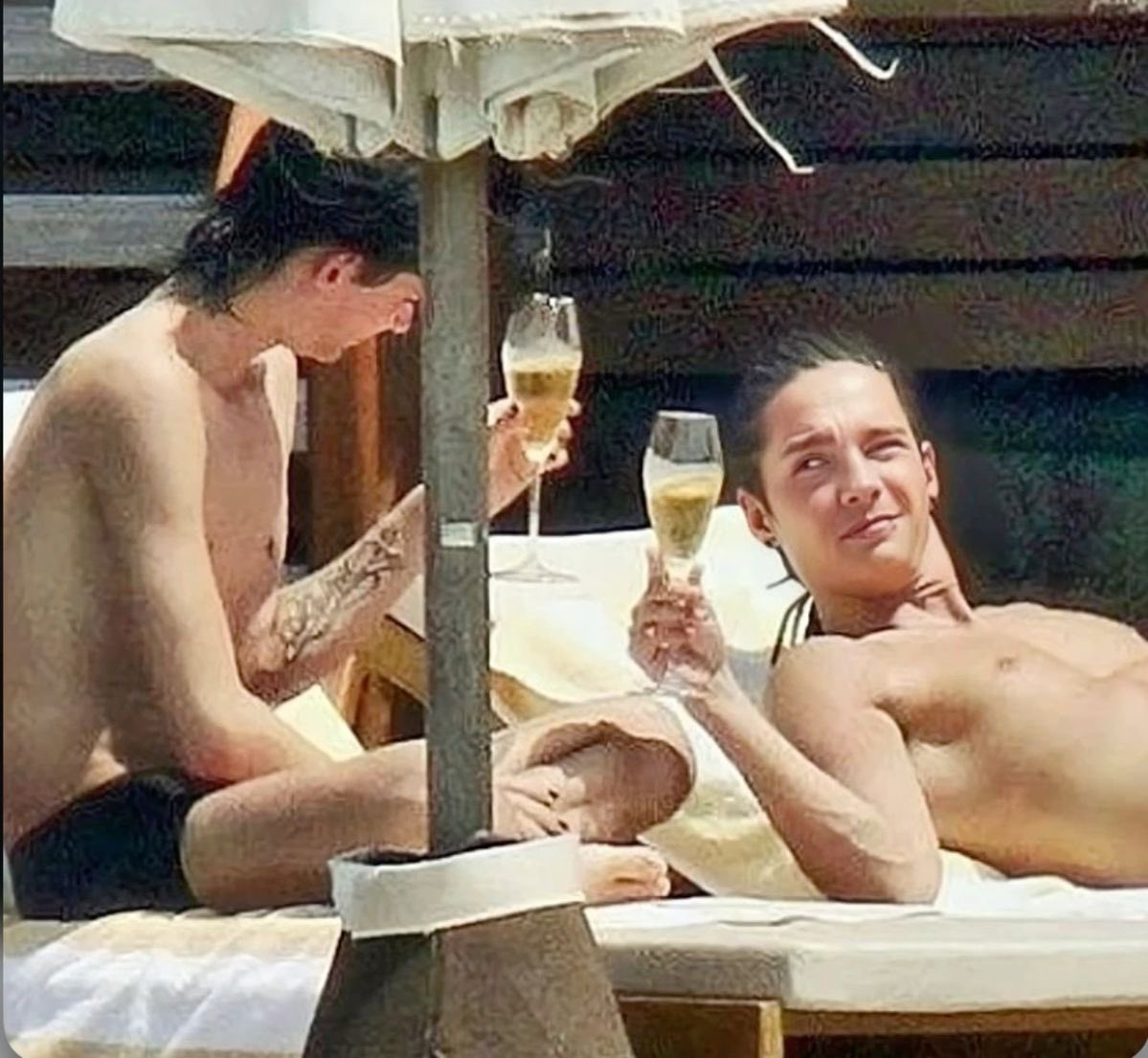 토키오 호텔 영원히 사랑할게ㅠㅠ
짠!