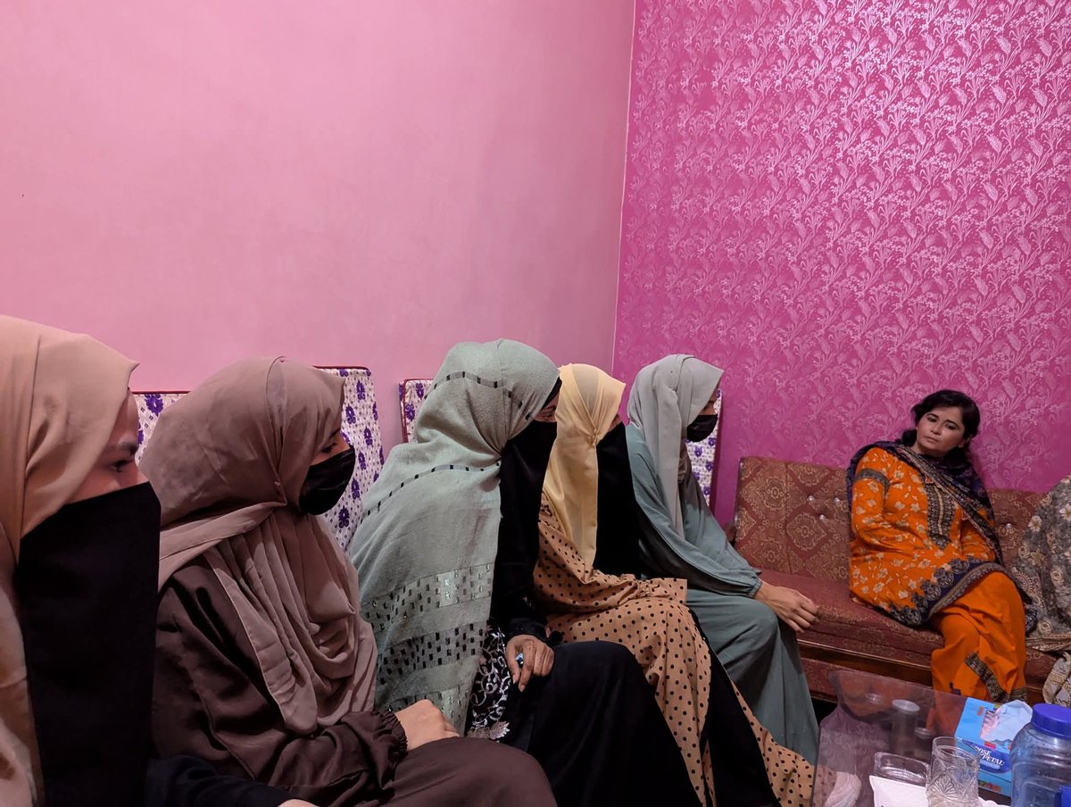 GlobalTo4959's tweet photo. Their aim is to create a cleaner, healthier, and more sustainable neighborhood through active civic engagement.
Ma’am Kiswer Memon appreciated the youth's efforts and assured that there is a strong need to work together with young people—and that https://t.co/w1OpzObbnz