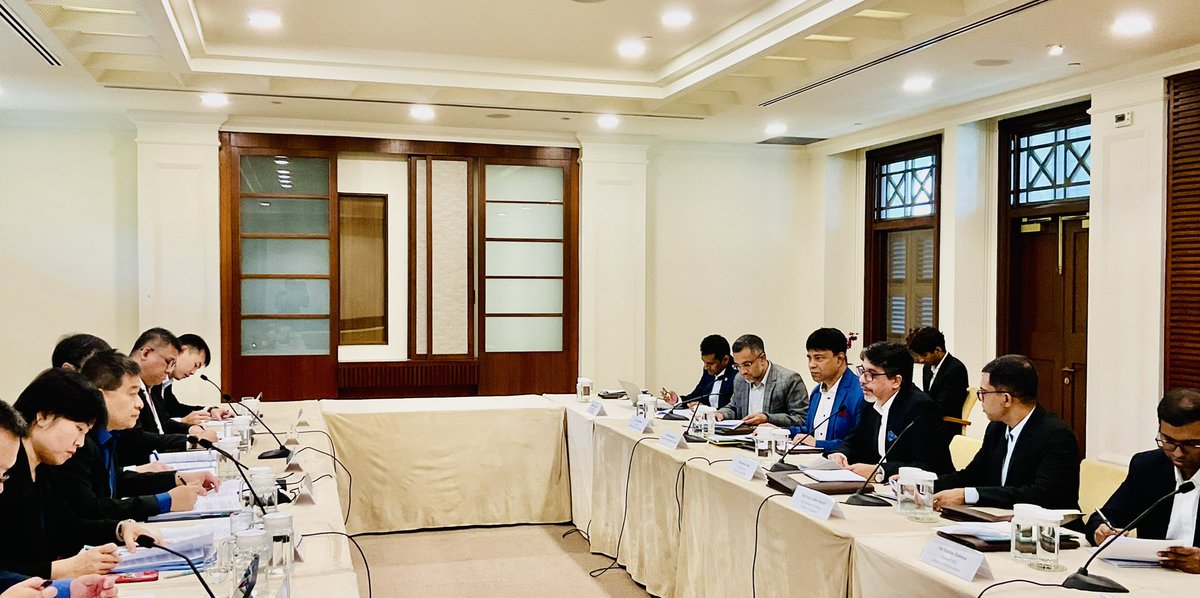 Bangladesh 🇧🇩&amp; Singapore 🇸🇬held Foreign Secretary-level consultations today in 🇸🇬. 

Focus: boosting trade &amp; investment, with growing interest from Singaporean firms in urban dev, renewables, ports, waste mgmt &amp; finance, early FTA, return of illicit assets &amp; cooperation in