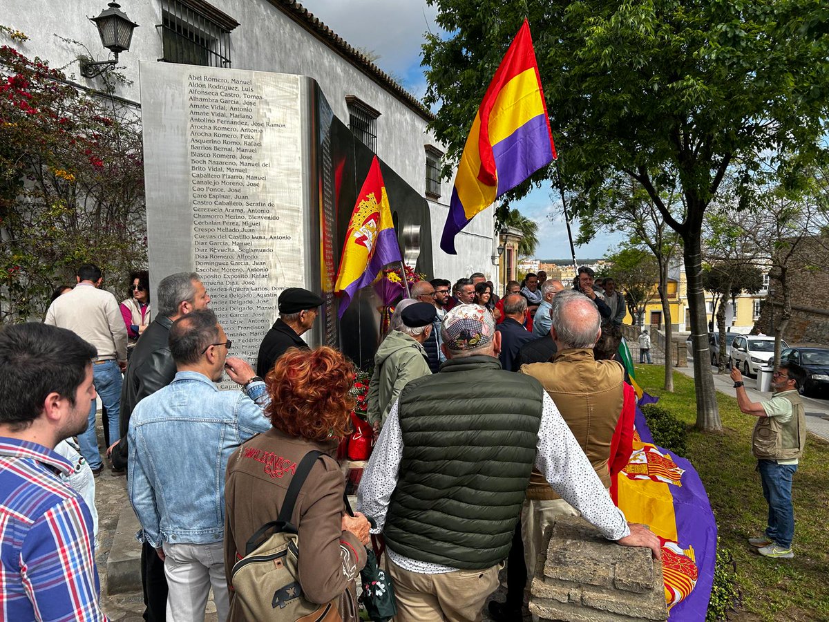 📌El Ayuntamiento se ha sumado hoy, 14 de abril, al acto del Día de la República organizado por el Foro por la Memoria Democrática de Sanlúcar junto al Castillo de Santiago
