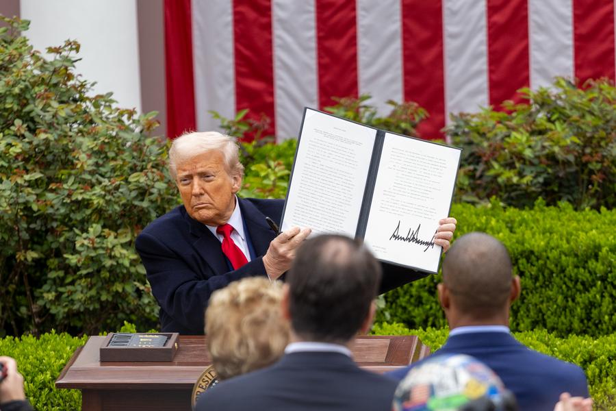 XHNews's tweet image. The U.S. government over the weekend quietly granted exemptions from the so-called &quot;#ReciprocalTariffs&quot; for electronic products, which may reflect that it has shot itself in the foot by rolling out an expansive global tariff agenda. xhtxs.cn/2Ml