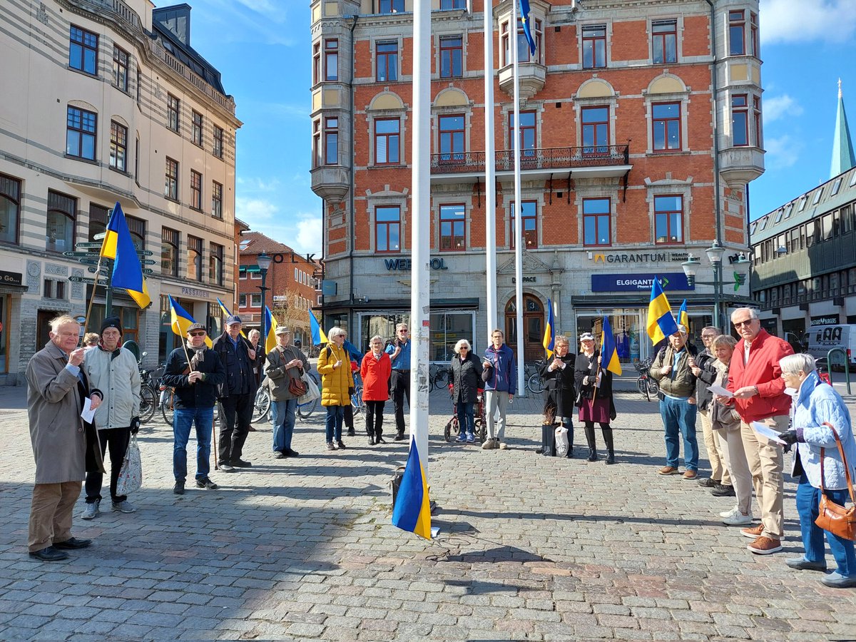 Tack alla som kom till dagens manifestation för #Ukraina på Stora torget i #Linköping! Vi fördömde Rysslands "palmsöndags-attack" på ukrainska staden Sumy.
#Måndagsrörelsen