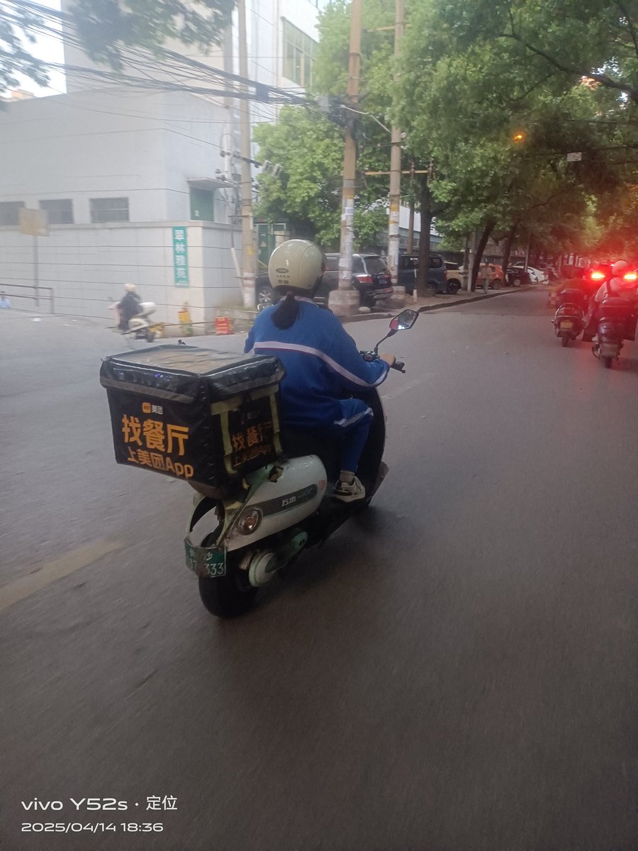Pi20190806's tweet photo. 天塌了，小学生放学，兼职过来送外卖了！搞不下克咯 https://t.co/408TjKqI0f