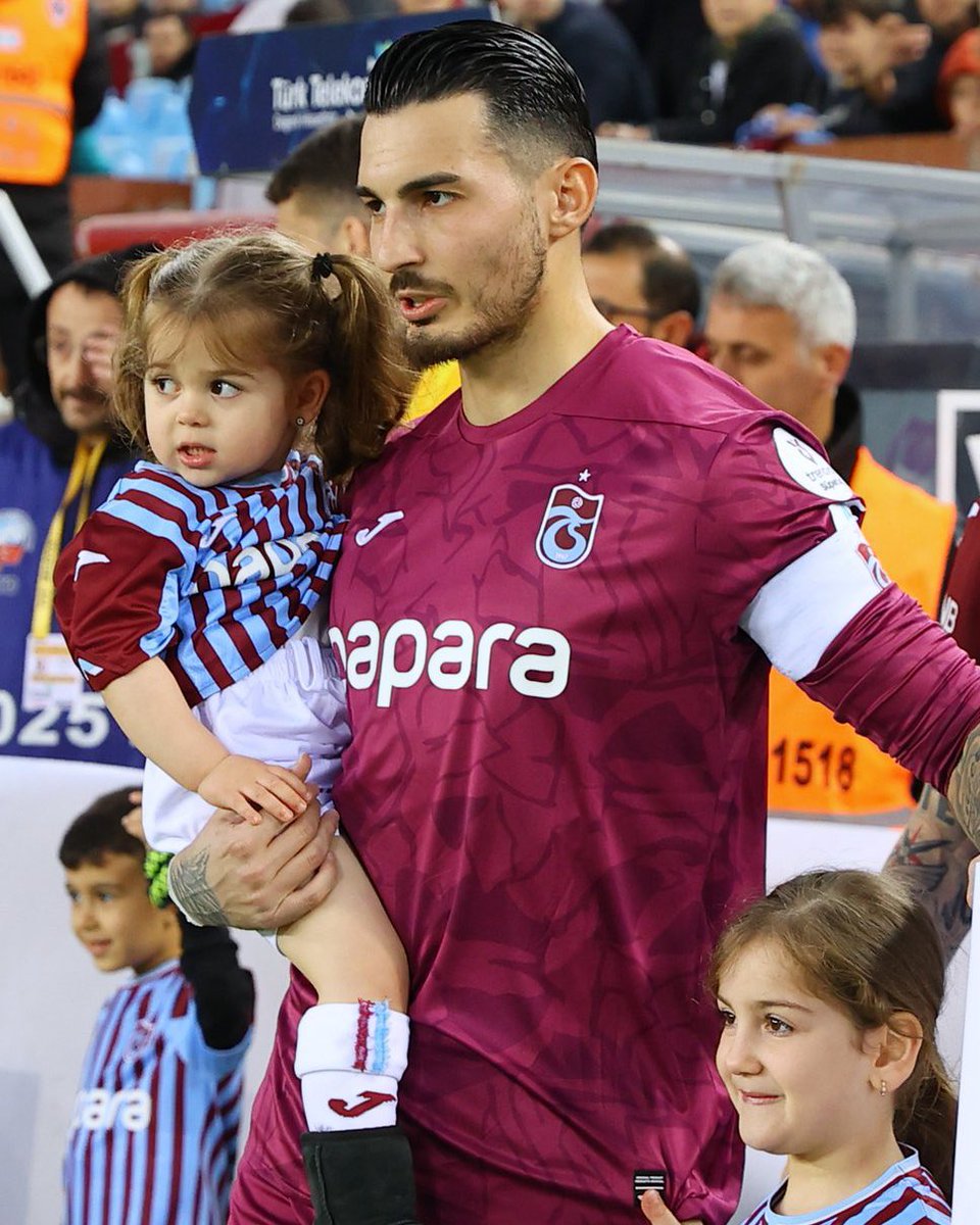 My arkadash Sophia Trabzonspor kaptanı Uğurcan Çakır ile seremoniye çıkmış.
Harika❤️💙