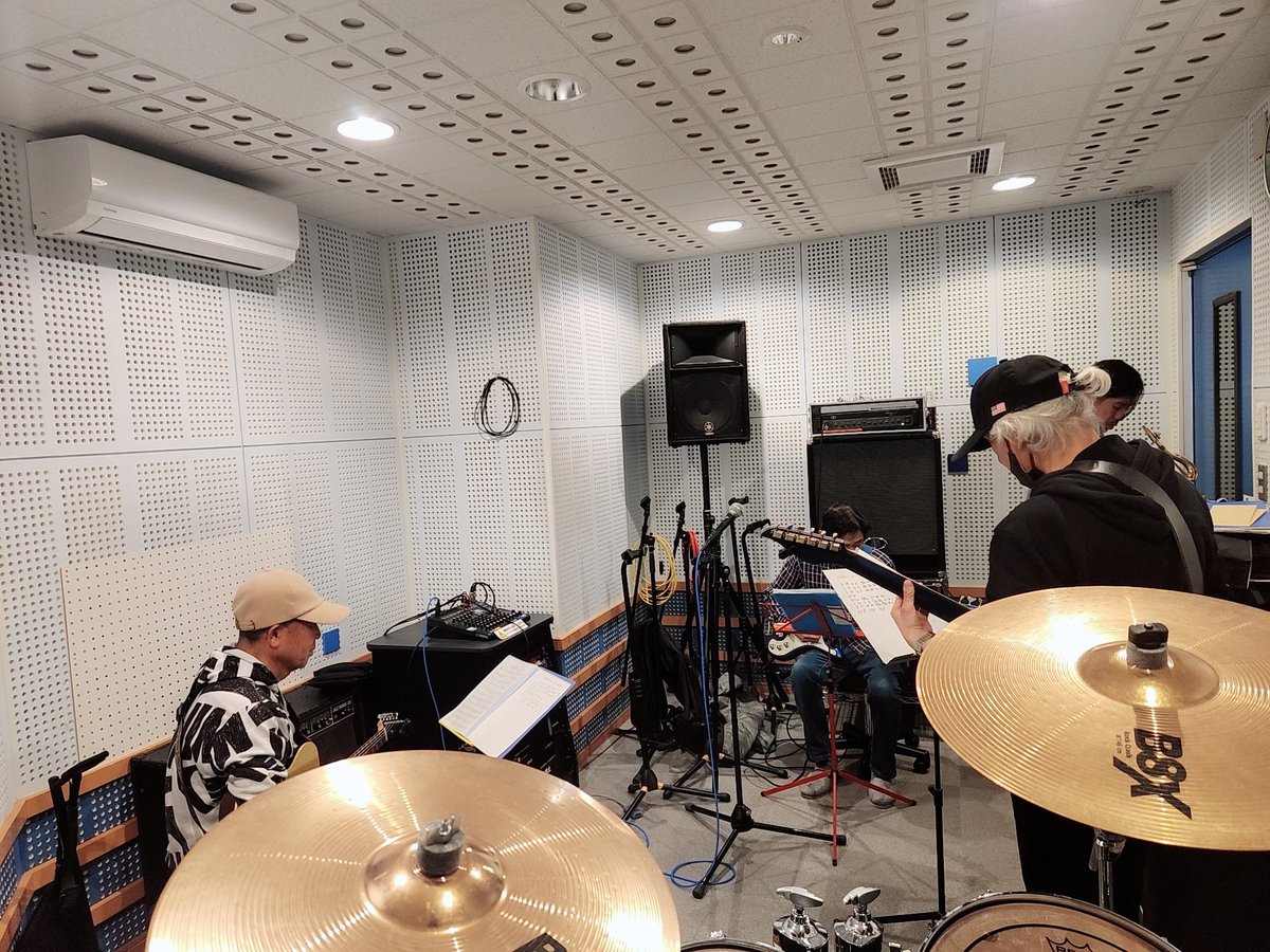 keiyoshidakds's tweet photo. ミッキー大場さんバンドの練習に、
夙川に有りますスタジオ「NU-VU」に来させて頂いています🎵
#ミッキー大場 #NUVU #バンド #夙川 https://t.co/cOWr7357Gs