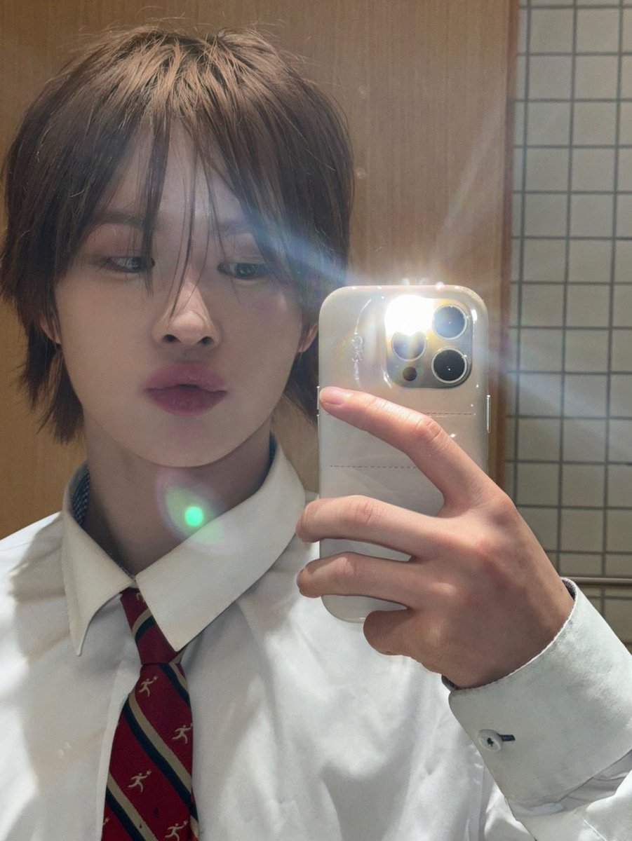 TWSLATION_'s tweet photo. [250414] #KYUNGMIN WV POST

🐥: mirror selfie nyam💛

#경민 #TWS #투어스 @TWS_PLEDIS https://t.co/sbL28cCGSq
