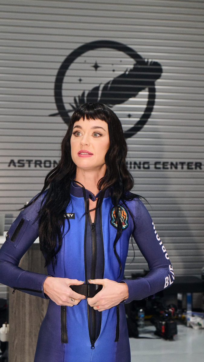 startedjo's tweet photo. Santo Anjo do Senhor, zeloso guardador, a quem Deus confiou Katy Perry, ilumina, guarda, rege e protege todos os seus caminhos. Livra-a de todo perigo e envolve-a com tua luz divina. Afasta dela toda sombra, todo medo e qualquer mal que possa tentar se aproximar. Amém https://t.co/mhISWw5eqf