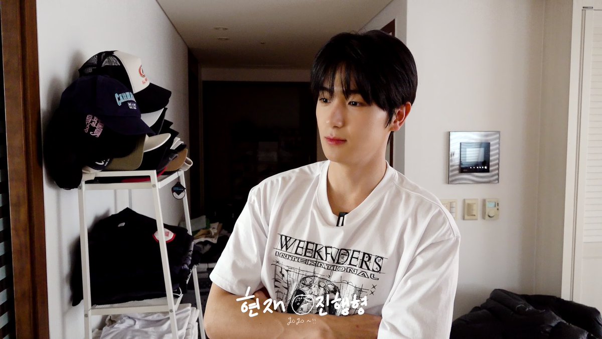 [TheBehind🩷]
비하인드 사진까지 풀어주다니 
리얼 허거덩거덩스한 상황🤷🏻‍♂️

#현재진행형 #현재 #이재현 #더보이즈
#HYUNJAEing #HYUNJAE #THEBOYZ #ING