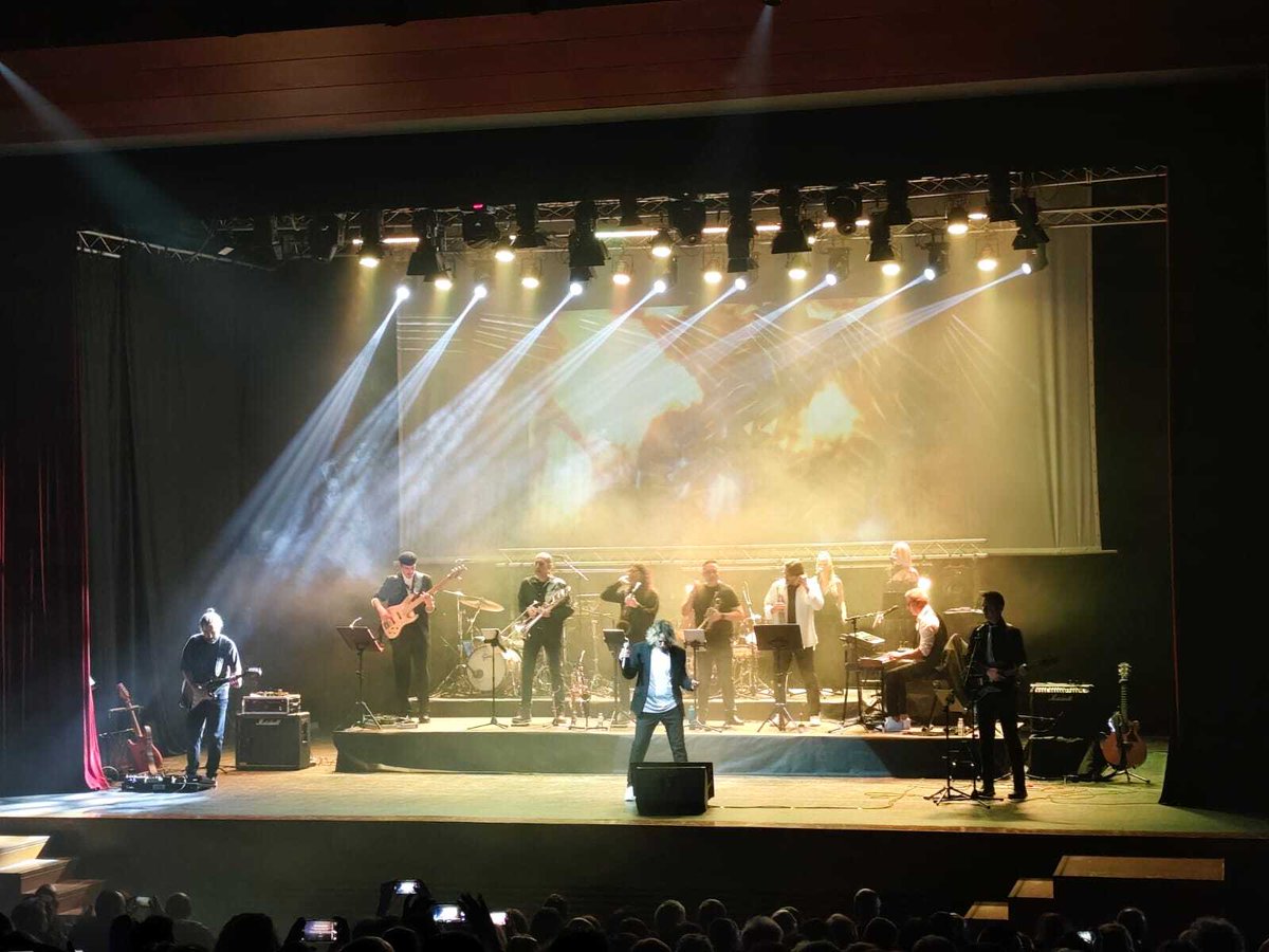 AjunTavernesV's tweet photo. 👨🏻‍🎤✨ Segon espectacle i altre èxit rotund!
🎤🎵 'The Phil Collins Experience' va tornar a la Casa de la Cultura este divendres passat per omplir fins a l'última butaca i fer vibrar a tot el públic.
📸👉🏻 Ací vos deixem unes imatges perquè quede guardat la màgica nit que vam viure! https://t.co/99kYK9eA44