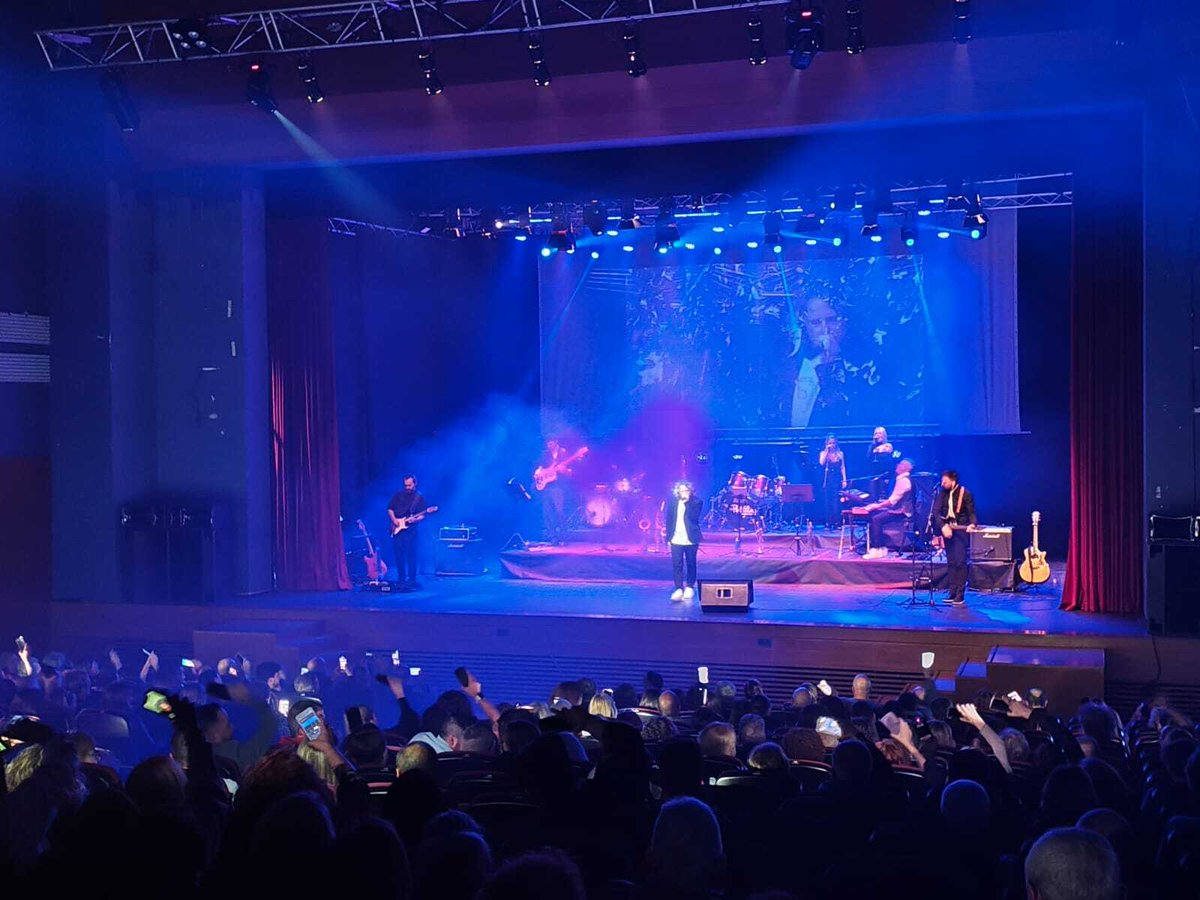 👨🏻‍🎤✨ Segon espectacle i altre èxit rotund!
🎤🎵 'The Phil Collins Experience' va tornar a la Casa de la Cultura este divendres passat per omplir fins a l'última butaca i fer vibrar a tot el públic.
📸👉🏻 Ací vos deixem unes imatges perquè quede guardat la màgica nit que vam viure!