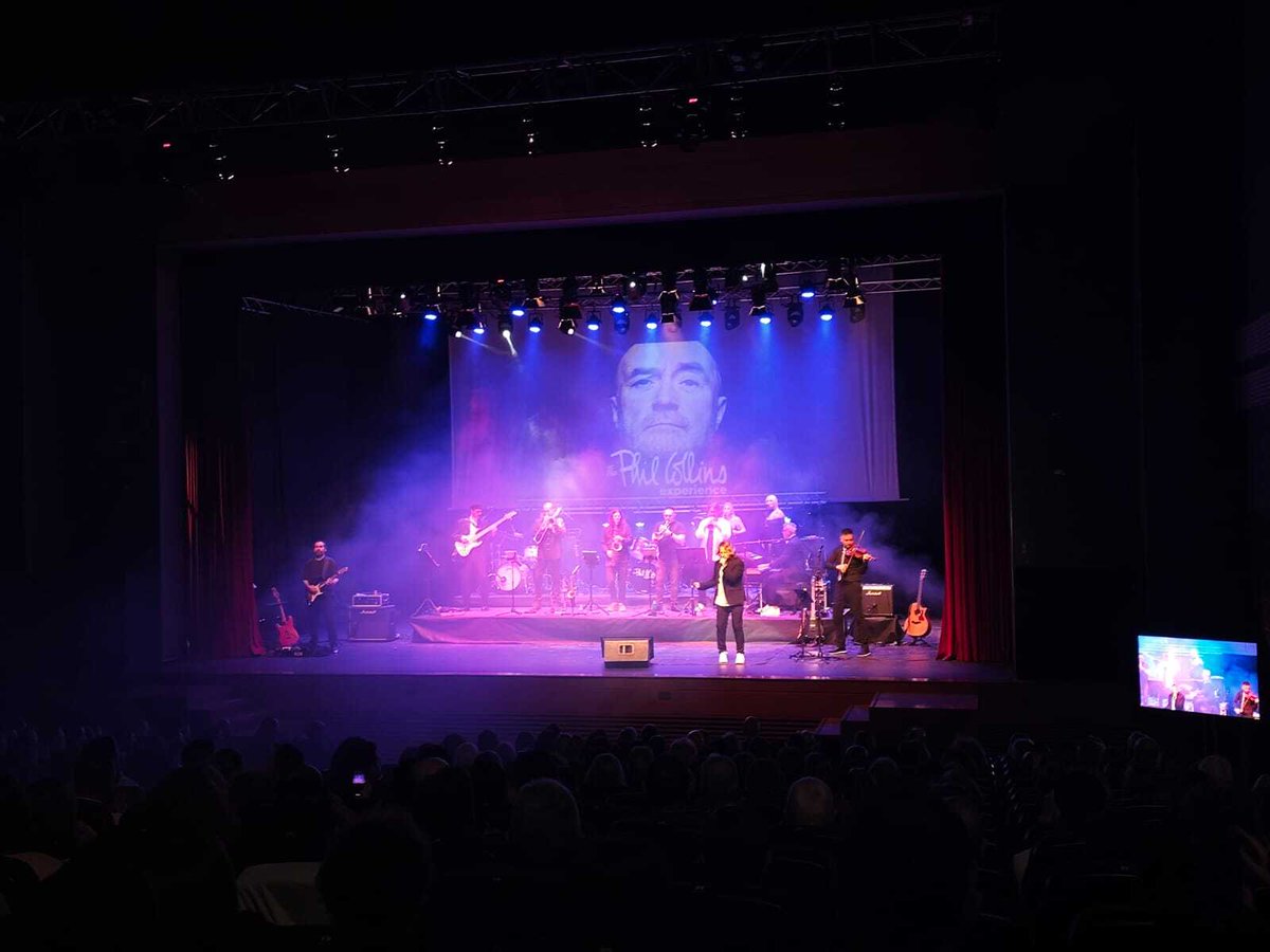 AjunTavernesV's tweet photo. 👨🏻‍🎤✨ Segon espectacle i altre èxit rotund!
🎤🎵 'The Phil Collins Experience' va tornar a la Casa de la Cultura este divendres passat per omplir fins a l'última butaca i fer vibrar a tot el públic.
📸👉🏻 Ací vos deixem unes imatges perquè quede guardat la màgica nit que vam viure! https://t.co/99kYK9eA44