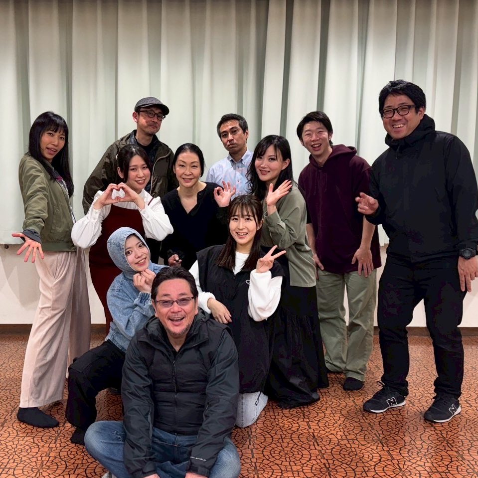 Megumiuchi25's tweet photo. #奇跡のりんご

本日小屋入りでした〜！

この集合写真は最終稽古後の1枚📸
ひっそり即席りんごポーズしているのがワタシです🍎(ﾊｰﾄｼﾞｬﾅｲﾖ)

いよいよ明後日から本番です！！
ご予約まだ出来ますよ❤️‍🔥❤️‍🔥
お忘れなきように🙌

▼美内扱いのご予約ページ▼
https://t.co/Kg8RtBe3T7 https://t.co/xspRkn9JwP