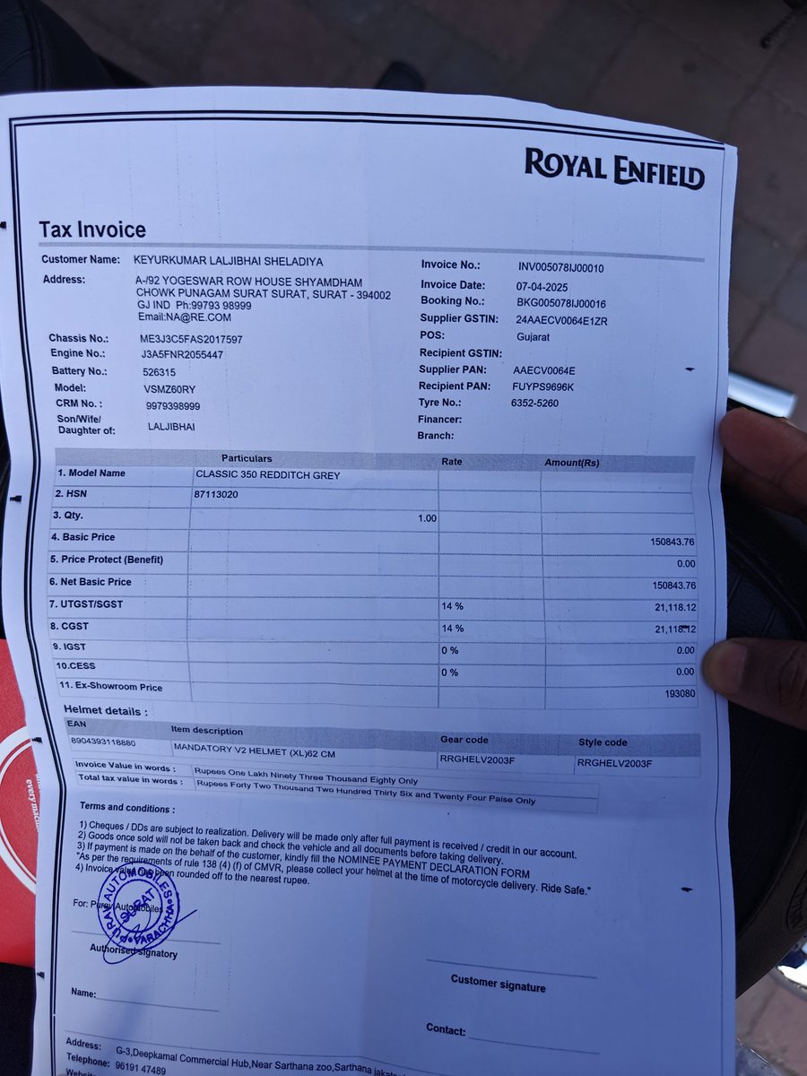 KeyurSheladiya9's tweet photo. Dear sir i shared  accessories copy photo and invoice photo  .i have complaint against fraud he take money  of engine gaurd 3500 rs but give invoice 2950 rs and give X-showroom price bill less then transfer https://t.co/E319xBfZlD not purchase royal Enfield company its cheat https://t.co/YLw13kVDB7