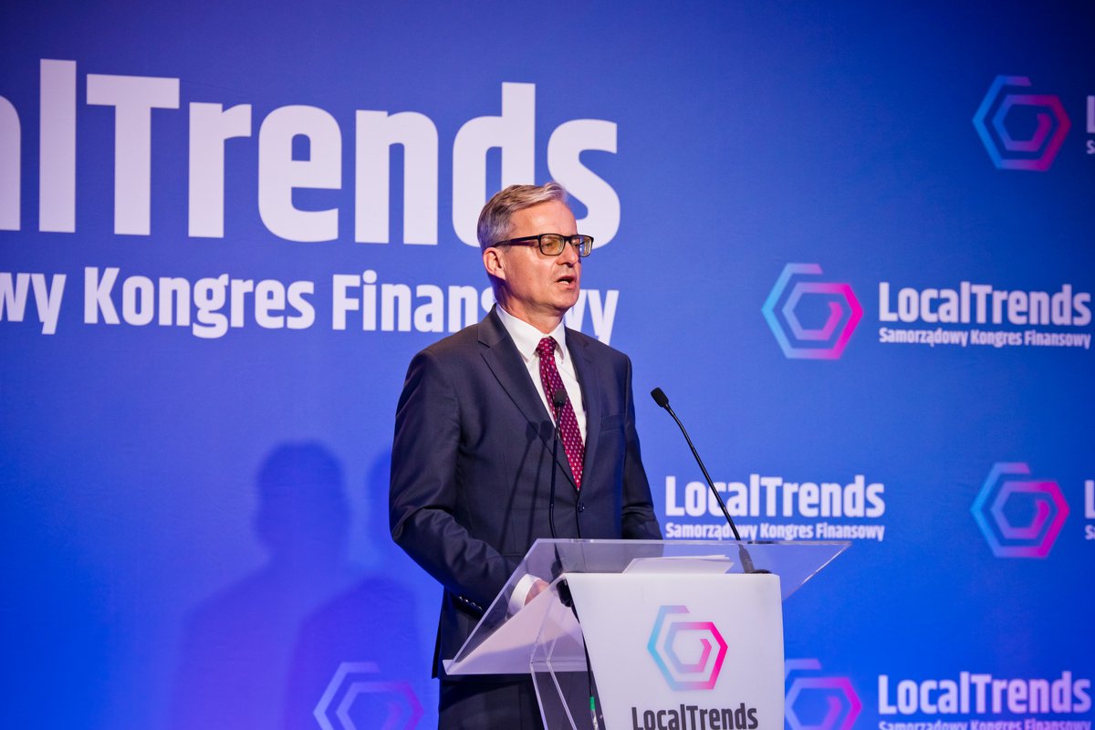 Local Trends (@localtrendskon) on Twitter photo Mirosław Czekaj <a href="/BGK_pl/">Bank Gospodarstwa Krajowego 🇵🇱</a>: W nowej strategii BGK na 2030 rok jednym z filarów jest wsparcie rozwoju samorządów. Dziś najważniejszym wyzwaniem jest zarządzanie środkami z KPO. Prawie połowa ze 130 mld zł to środki przeznaczone m.in. na zieloną transformację miast. Mirosław Czekaj <a href="/BGK_pl/">Bank Gospodarstwa Krajowego 🇵🇱</a>: W nowej strategii BGK na 2030 rok jednym z filarów jest wsparcie rozwoju samorządów. Dziś najważniejszym wyzwaniem jest zarządzanie środkami z KPO. Prawie połowa ze 130 mld zł to środki przeznaczone m.in. na zieloną transformację miast.