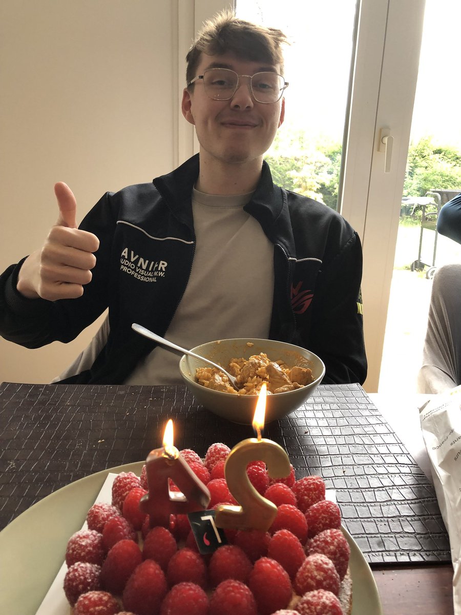 ASUS_BK_ROG's tweet photo. Jour spécial pour notre TOPLANER @SzygendaLoL !

 24 ans 🥳

Le GOAT 🐐 pour une année de plus ❤️🎁 https://t.co/sEhnyuvyyo