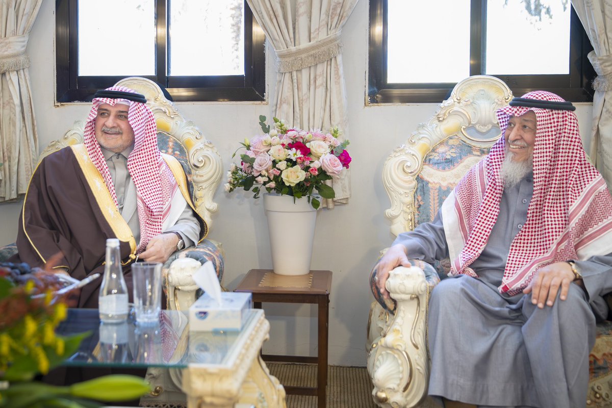 سمو #أمير_منطقة_تبوك الأمير #فهد_بن_سلطان_بن_عبدالعزيز 
يزور الشيخ عبدالعزيز بن عناد الغريض في منزله بمدينه تبوك ، وذلك للاطمئنان على صحته .