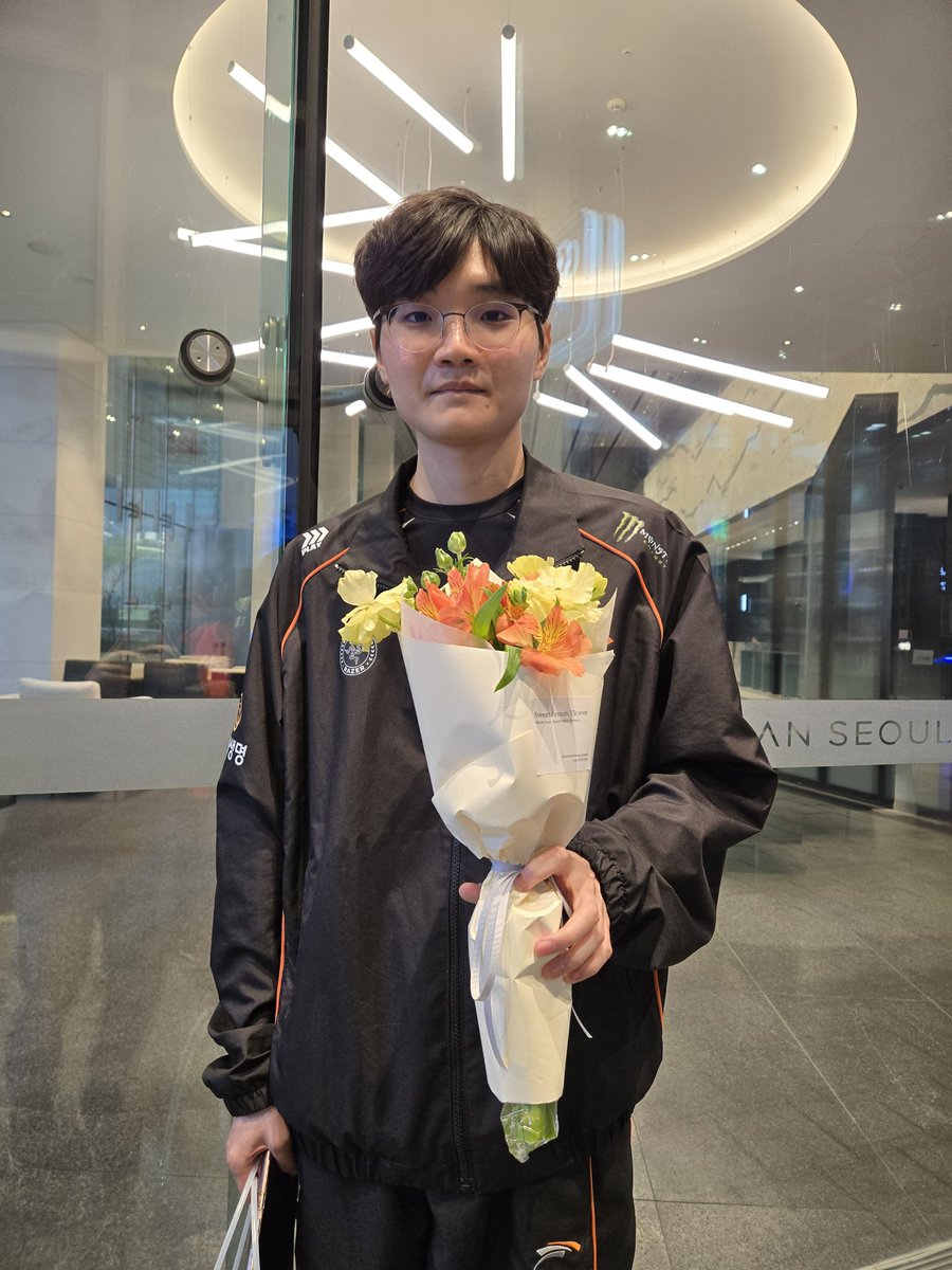 한화생명이스포츠 모글리 이재하 코치님의 만 27살 생일을 축하하며, 선물을 준비하여 꽃다발과 함께 전달했습니다🎁💐  코치님 그리고 한화생명이스포츠 선수들이 2025년 정상에 오르길 기원하며🙏🏻
늘 한결같이 예쁘게 포장해주시는 <a href="/MuseumBythegift/">미술관 옆 선물가게</a> 감사합니다🥰
재하야 언제나 응원해!!