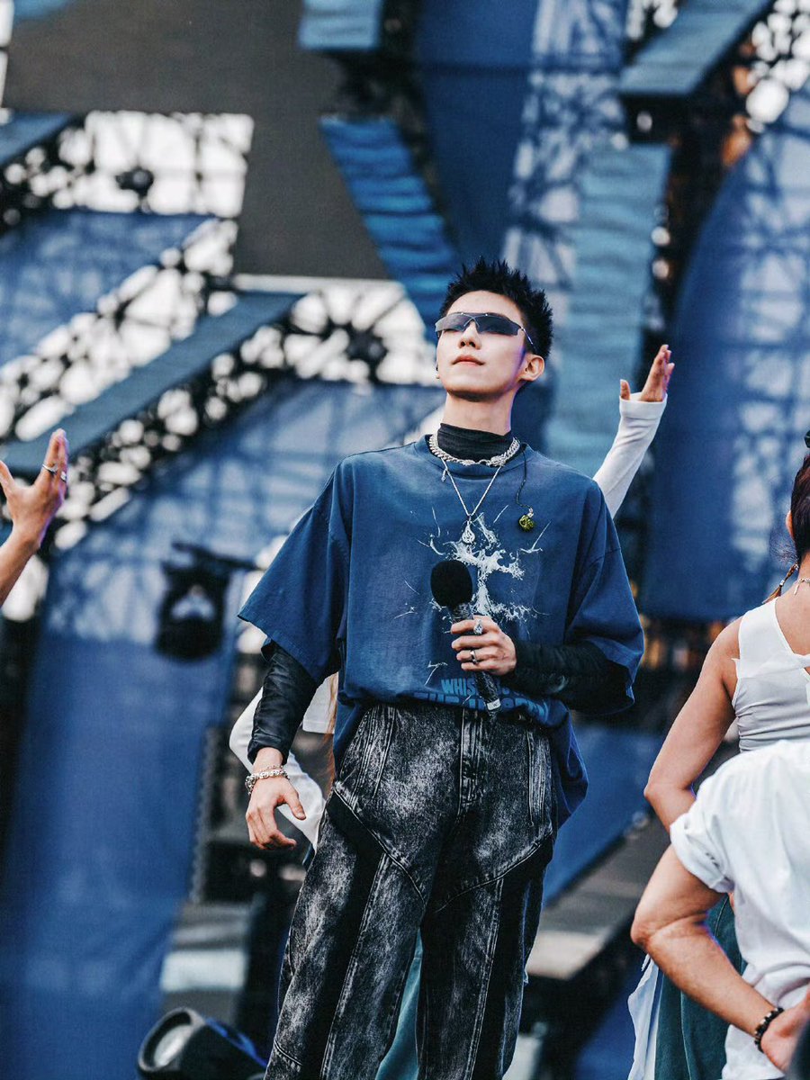 20250414  | 罗一舟工作室  Weibo Update!

แต่ละคนเปล่งแสงสว่างไม่ซ้ำใครในการเดินทางของตัวเอง ✨ คนที่ทำงานหนัก เปล่งประกายด้วยตัวเอง 💫  ​​

🔗 weibo.com/2953908224/515…

Luo Yizhou in Hainan Music festival
#LuoYizhouxWaterbomb #WATERBOMB_HAINAN 
#หลัวอีโจว
#罗一舟