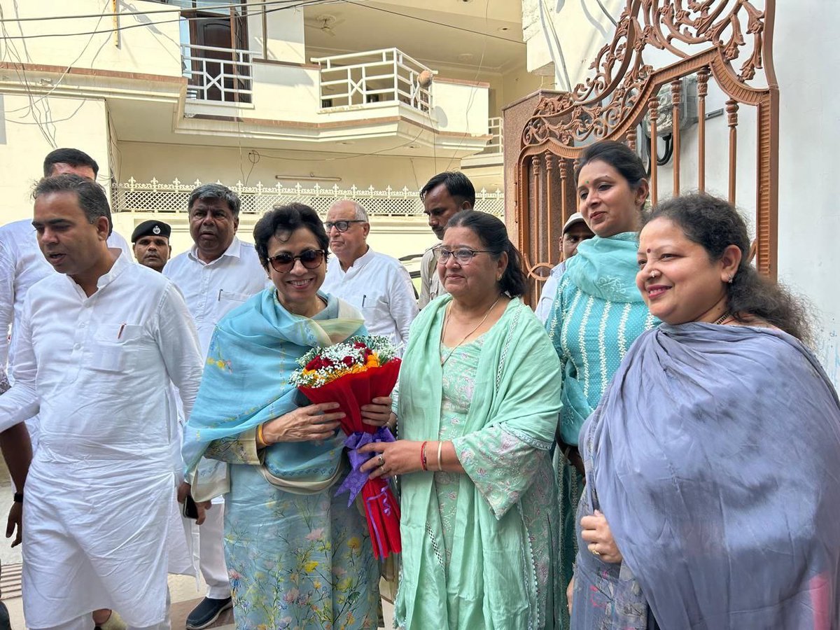 Kumari_Selja's tweet photo. हरियाणा प्रदेश व्यापार मंडल के सचिव एवं कांग्रेस नेता श्री इंदर जैन जी के मंडी डबवाली (जिला सिरसा) स्थित निवास पर पहुँचकर उनके परिजनों एवं कांग्रेसजनों से सौजन्य भेंट की। https://t.co/kbgFCPCFAt