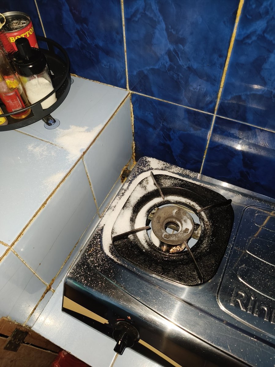 kusumauppa's tweet photo. Ada ada aja musibah ya, baru bgt selesai bebersih dapur abis masak lagi ngerapihin bumbu dapur dan tumpah dong garem dan penyedap 😭 dan bingung beresinnya. Nunggu suami pulang aja lah @dzulfikarammar https://t.co/md3zB0HrLz