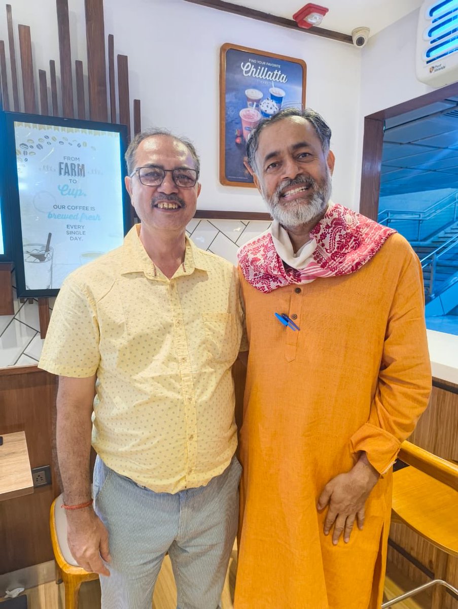 Dr. Vijay Kumar Pandey (Veteran) (@drvijaykumar) on Twitter photo <a href="/_YogendraYadav/">Yogendra Yadav</a> कभी सोचा नहीं था कि आप से इस तरह मुलाक़ात हो जाएगी कनाट प्लेस में। आपका हमेशा से फैन रहा हूँ एक पोलिटिकल एनालिटिक्स और एक नम्र व्यवहार व्यक्ति के रूप में ,सादर नमस्कार 🙏 । <a href="/_YogendraYadav/">Yogendra Yadav</a> कभी सोचा नहीं था कि आप से इस तरह मुलाक़ात हो जाएगी कनाट प्लेस में। आपका हमेशा से फैन रहा हूँ एक पोलिटिकल एनालिटिक्स और एक नम्र व्यवहार व्यक्ति के रूप में ,सादर नमस्कार 🙏 ।