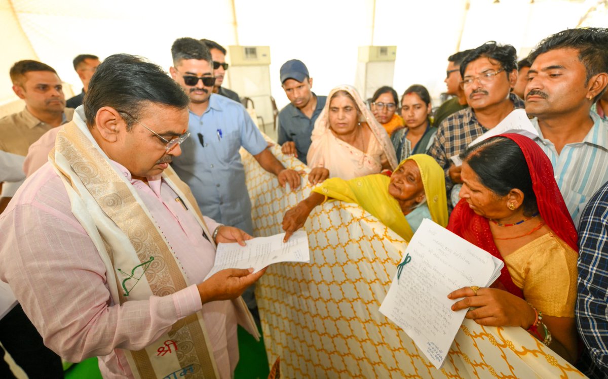 RajCMO's tweet photo. मुख्यमंत्री श्री भजनलाल शर्मा ने मुख्यमंत्री निवास पर जनसुनवाई की। उन्होंने उपस्थित प्रत्येक व्यक्ति की समस्या को सुना तथा अधिकारियों को, उनकी परिवेदनाओं के निस्तारण के निर्देश दिए। इस दौरान उन्होंने जयपुर विकास प्राधिकरण, नगर निगम, शिक्षा, चिकित्सा, पेयजल, राजस्व, मनरेगा, ऊर्जा एवं ग्रामीण विकास सहित, विभिन्न विभागों से संबंधित समस्याएं सुनीं तथा उनका मौके पर ही निस्तारण कर, परिवादियों को राहत दी। 
#हर_घर_खुशहाली 
#आपणो_अग्रणी_राजस्थान
