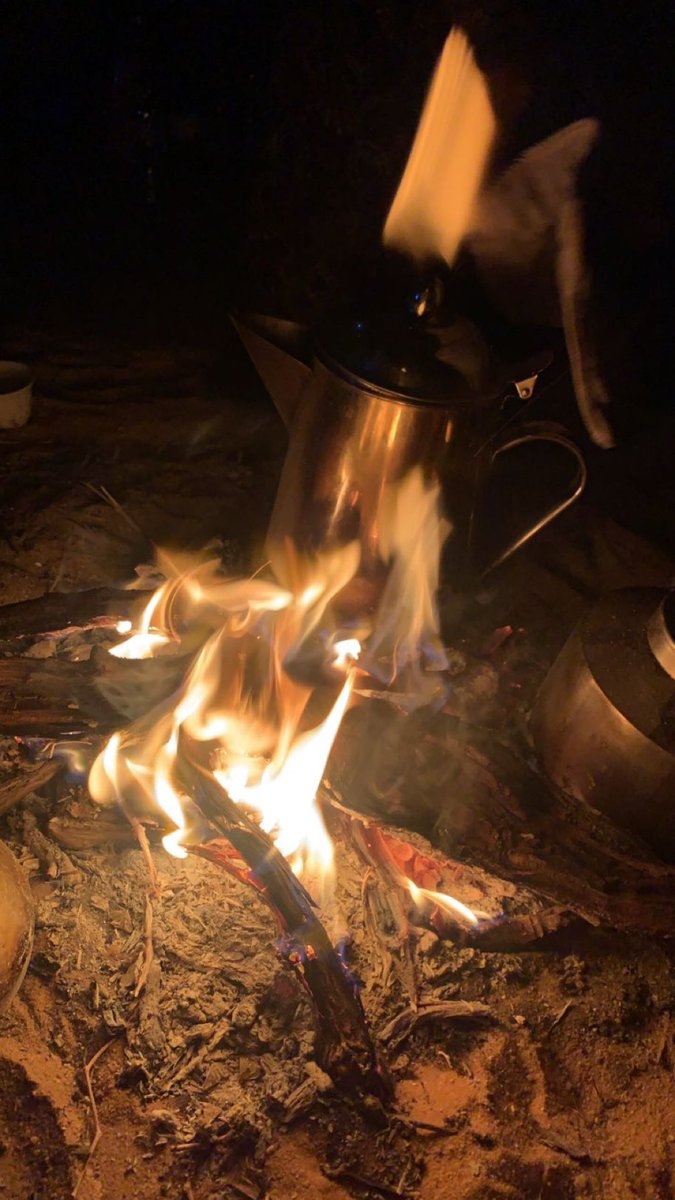 لا يُبعِدِ اللَهُ شَخصاً لا أَرى أَنَساً
وَلا تَطيبُ لِيَ الدُنيا إِذا بَعُدا

أَضحى وَأَضحَيتُ في سِرٍّ وَفي عَلَنٍ
أَعُدُّهُ والِداً إِذ عَدَّني وَلَدا

أَبقى لَنا اللَهُ مَولانا وَلا بَرِحَت
أَيّامُنا أَبَداً في ظِلِّهِ جُدَدا