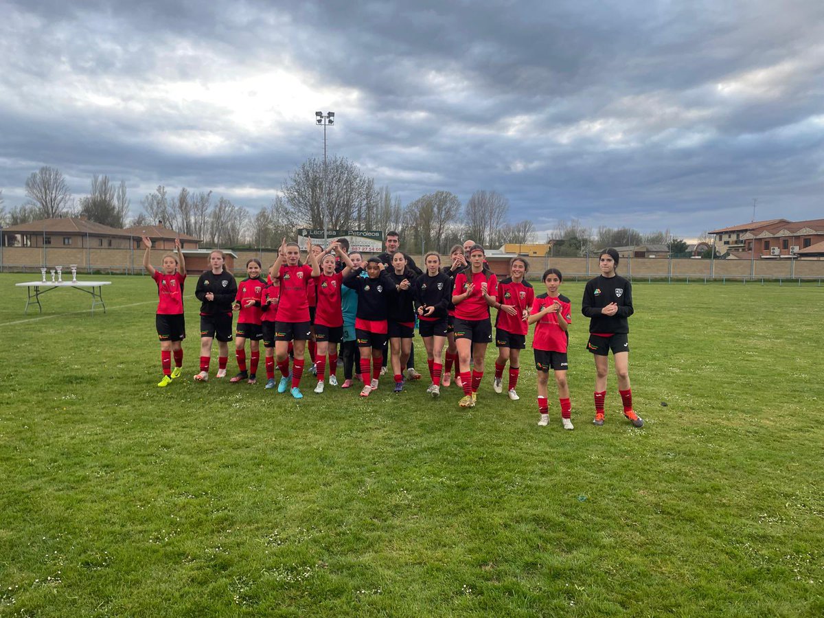 Buenísimo el Torneo que jugaron nuestras infantiles el sábado en León. Consiguieron el segundo puesto🥈 🚀

Enhorabuena por el gran trabajo y lucha de nuestras chicas‼️🤩

#capiscolfemenino