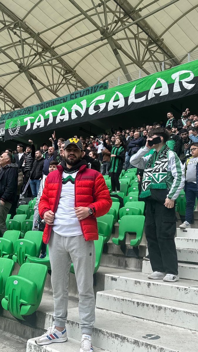 Büyüt beni gözlerinde, ellerinde
Yeniden ses oldun
Sözlerime, gücün saklı içimde
Vursunlar
Ağlamam
İster bahar, ister ayaz
Yolum seninle
Duysun dünya, karşı dursun, düşsün peşime
İster bahar, ister ayaz
Yolum seninle
Duysun dünya, karşı dursun, düşsün peşime