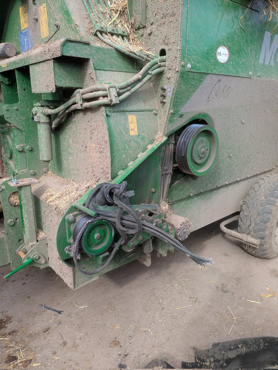 Turns out Hesston oat straw takes a bit more teasing apart than the more usual wheat straw... #MondayMotivation 😎🤔