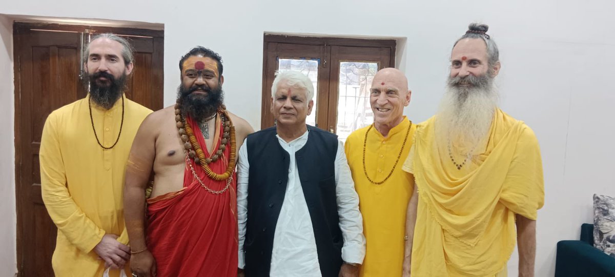 MahantMochan's tweet photo. Had a great discussion with #Mahamandaleshwar Anantdas, Dayanand Das and Parameshwar Das  of Jagadguru Sai Maa's Shaktidham Ashram on #HanumanJayanti https://t.co/AbhAGh4M9i