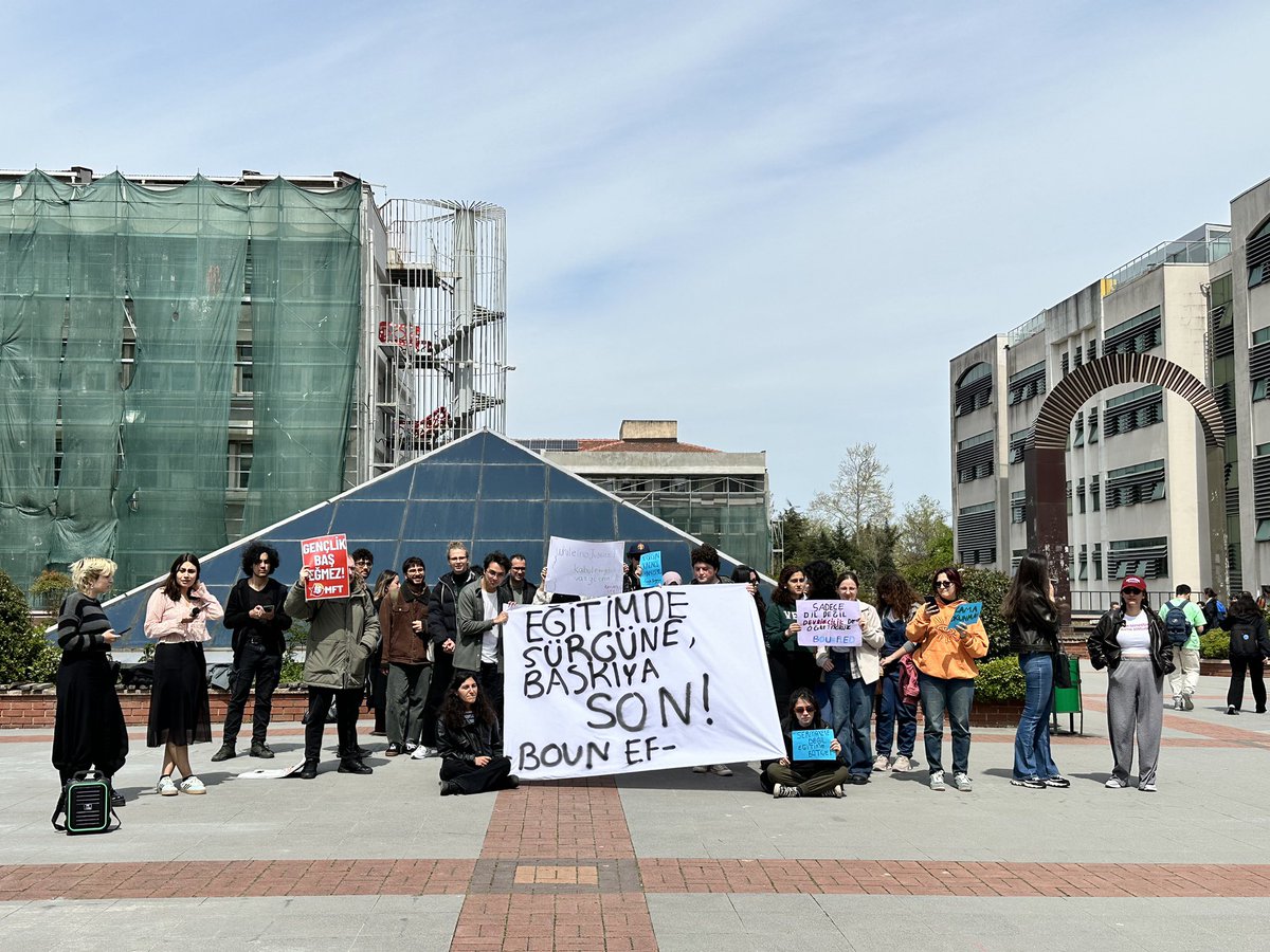 BounSced's tweet photo. Proje okullardaki öğretmenlerin kendi okullarına yeniden atanamaması ya da başka okullara tayin edilmeye zorlanmalarına karşı Kuzey Kampüs'te eylemimizi gerçekleştirdik.

Liseli sıra arkadaşlarımızla yan yana gelerek mücadelemizi birlikte sürdürmeye devam edeceğiz. https://t.co/kLpSXNLmZv