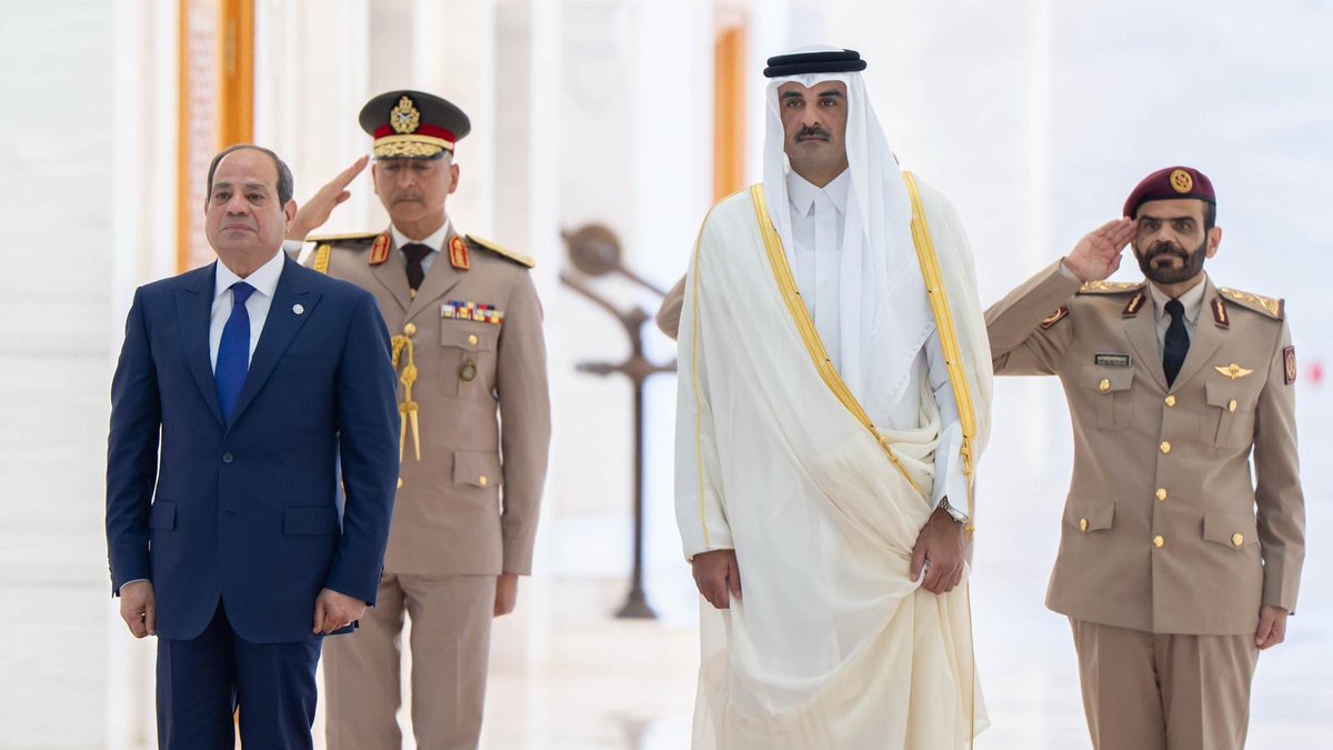 TamimBinHamad's tweet image. بحثت اليوم مع رئيس مصر أخي عبدالفتاح السيسي آفاق تعزيز العلاقات الأخوية الراسخة بين بلدينا الشقيقين، بما يمتلكانه من إمكانات كبيرة لدفع التعاون الثنائي وتوسيع نطاقه في عدة مجالات، نتطلع من خلالها وبشكل مشترك إلى تعميق روابطنا الاقتصادية ورفدها بمزيد من الأنشطة التجارية…