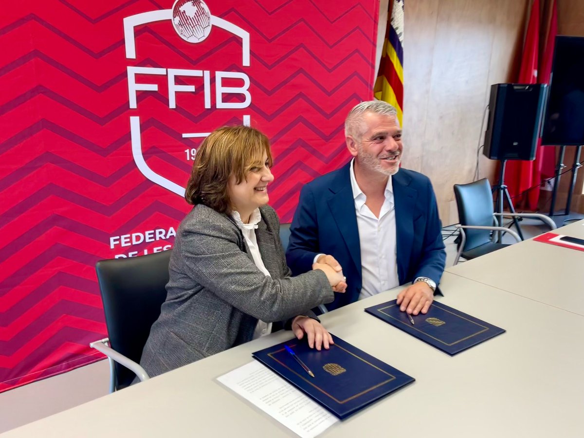 PresidenciaGOIB's tweet photo. ⚽️ La consellera @AMEstarellas i el president de la @FFIB_oficial @HorrachJordi han firmat un protocol per a prevenir la violència al futbol base.

🟥 Mostram targeta vermella a aquesta xacra social fomentant la coordinació, la prevenció i la formació.

ℹ️ https://t.co/ASbzRUtkcH https://t.co/WDM13jNxKa